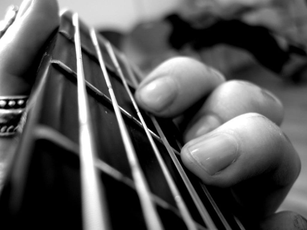 ¿Cómo se deben llevar las uñas para tocar la guitarra? - Alhambra Guitarras