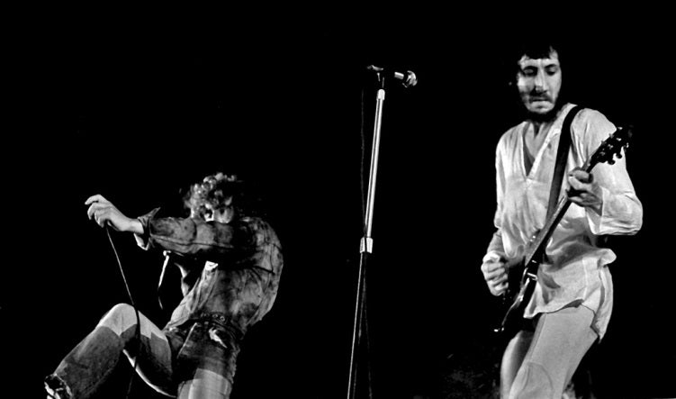La vorágine del rock: tocar la guitarra para luego destrozarla contra el escenario - Alhambra Guitarras