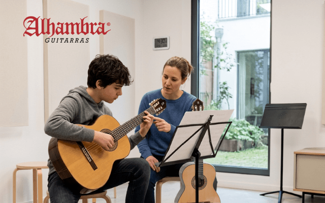 Las mejores guitarras para zurdos principiantes - Alhambra Guitarras