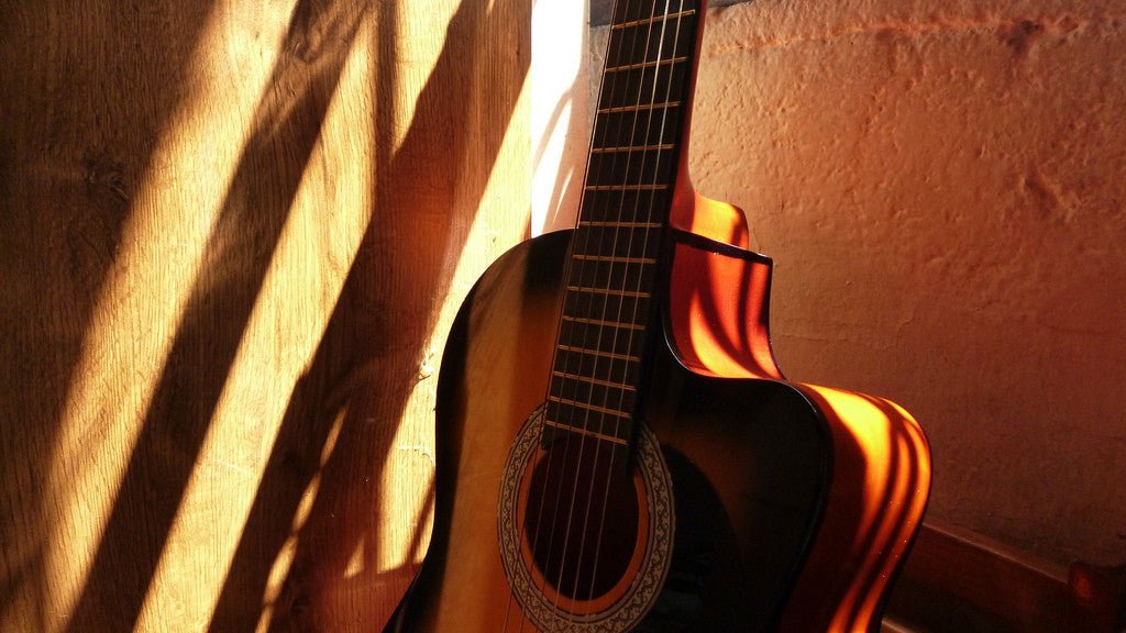 Tocar la guitarra con madera ecológica - Alhambra Guitarras