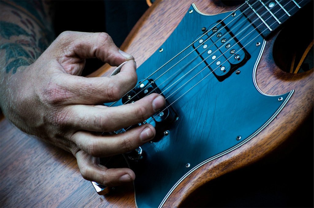 Tocar la guitarra eléctrica: historia y curiosidades - Alhambra Guitarras
