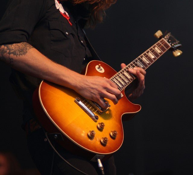 Tocar la guitarra: ¿Qué es un riff? - Alhambra Guitarras