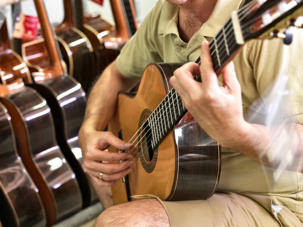 Tocar la guitarra: una poderosa arma para seducir - Alhambra Guitarras