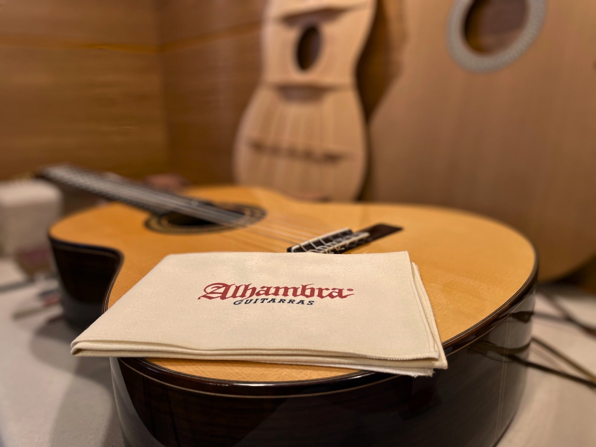 Guitarra Gamuza Alhambra - Alhambra Guitarras desde 1965 -3