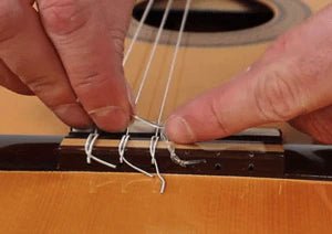¿Cómo encordar una guitarra clásica?: Guía paso a paso - Alhambra Guitarras