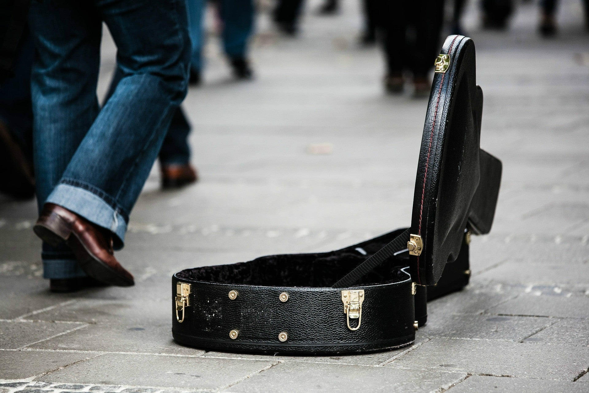 ¿Tocar la guitarra durante un viaje? Cómo transportarla - Alhambra Guitarras