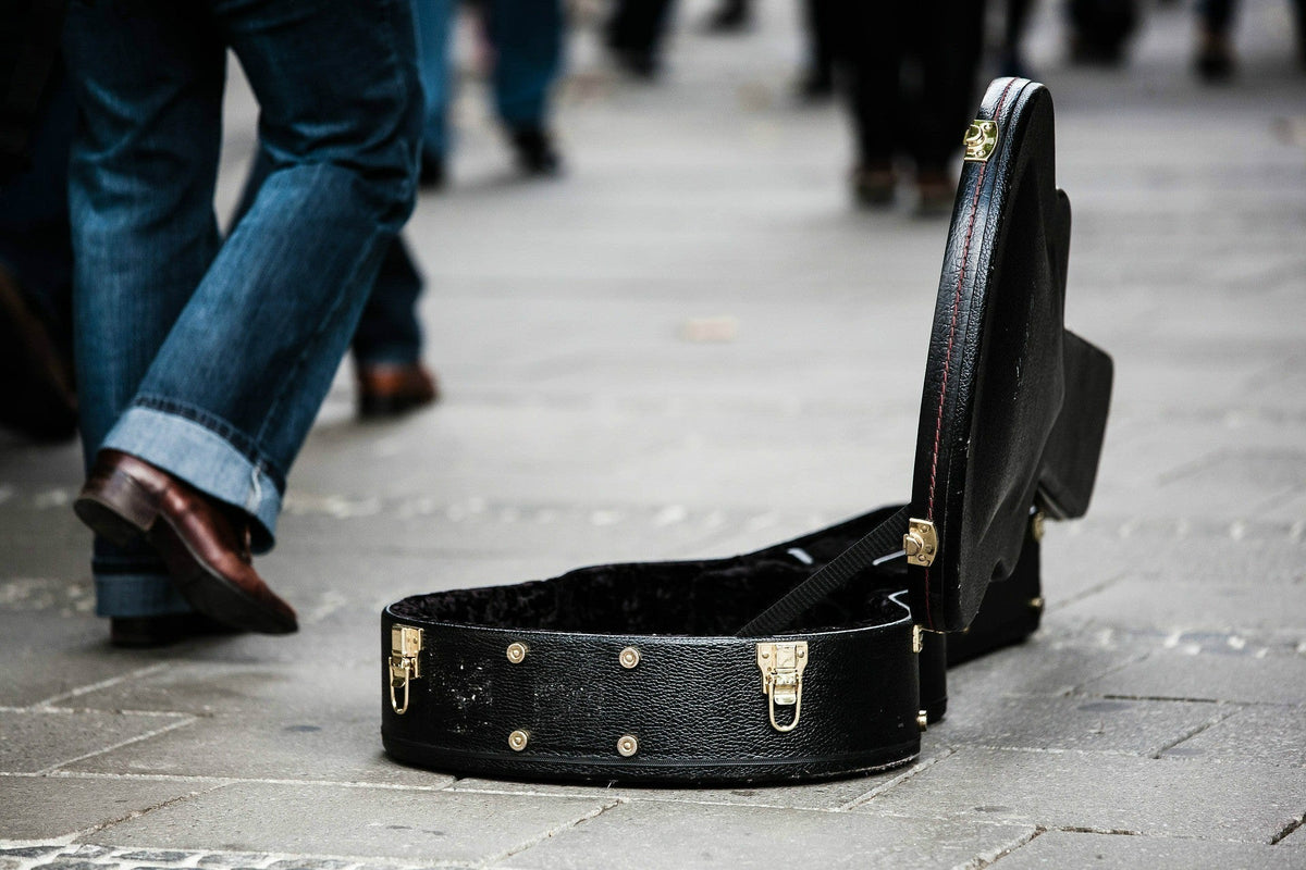 ¿Tocar la guitarra durante un viaje? Cómo transportarla - Alhambra Guitarras