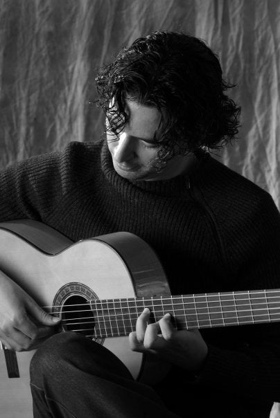 Un joven maestro de la guitarra española: Josué Tacoronte - Alhambra Guitarras